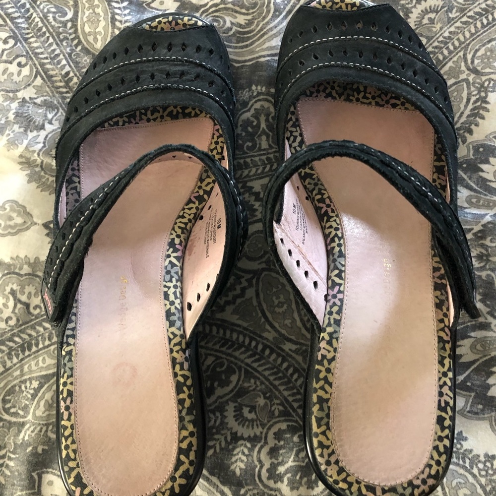 Size 10 slip on jambu shoes   Adjustable strap